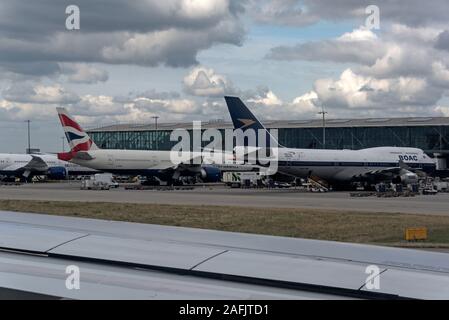 Einen British Airways (BA) Boeing 747 in der boac (British Overseas Airways Corporation) livery im Terminal 5 am Flughafen London Heathrow in der Nähe von L lackiert Stockfoto