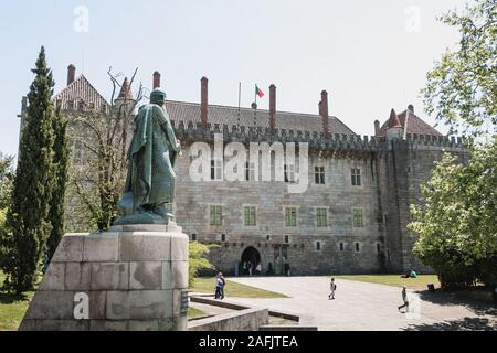 Guimaraes, Portugal - 10. Mai 2018: die architektonischen Details des Palastes der Herzöge von Braganza neben dem Schloss von Guimaraes, dass Touristen den Besuch auf Stockfoto