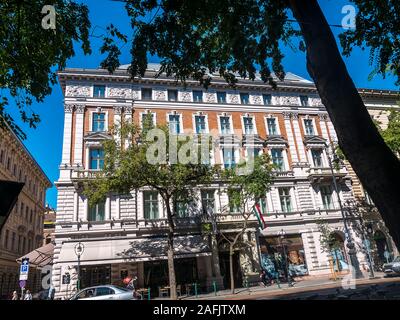 Vörösmarty Platz mit seiner schönen Architektur und die riesige Statue in bUdapest, Ungarn Stockfoto