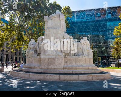 Vörösmarty Platz mit seiner schönen Architektur und die riesige Statue in bUdapest, Ungarn Stockfoto