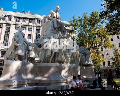 Vörösmarty Platz mit seiner schönen Architektur und die riesige Statue in bUdapest, Ungarn Stockfoto