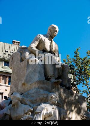 Vörösmarty Platz mit seiner schönen Architektur und die riesige Statue in bUdapest, Ungarn Stockfoto