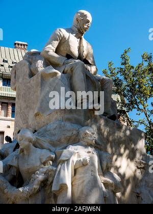 Vörösmarty Platz mit seiner schönen Architektur und die riesige Statue in bUdapest, Ungarn Stockfoto