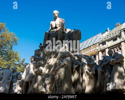 Vörösmarty Platz mit seiner schönen Architektur und die riesige Statue in bUdapest, Ungarn Stockfoto