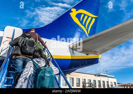 Die Passagiere an Bord eines Ryanair am Flughafen Malaga, Spanien Stockfoto