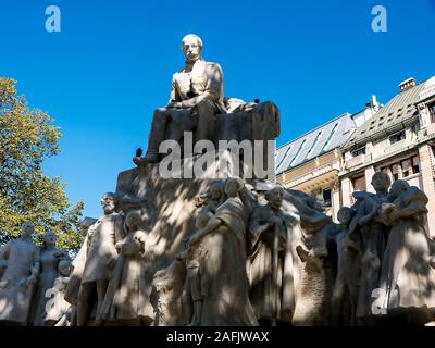 Vörösmarty Platz mit seiner schönen Architektur und die riesige Statue in bUdapest, Ungarn Stockfoto