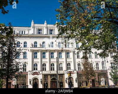 Vörösmarty Platz mit seiner schönen Architektur und die riesige Statue in bUdapest, Ungarn Stockfoto