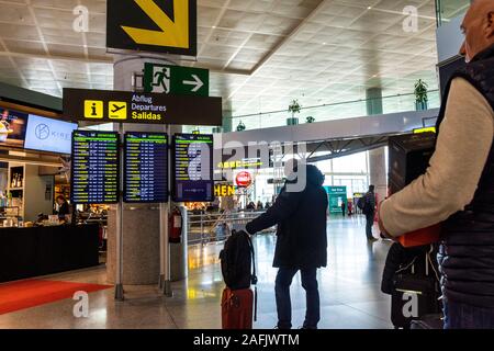 Fahrgäste im Abflugbereich am Flughafen von Malaga, Spanien. Stockfoto