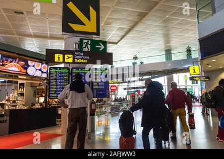 Fahrgäste im Abflugbereich am Flughafen von Malaga, Spanien. Stockfoto