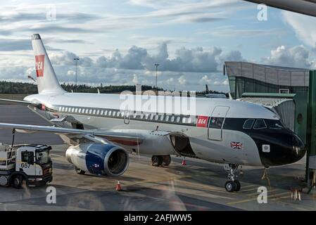 Einen British Airways Airbus (G-EUPJ) A319 in BEA (British European Airways) Erbe Livree, die in Göteborg in Schweden. British Airways feiert ein ce Stockfoto