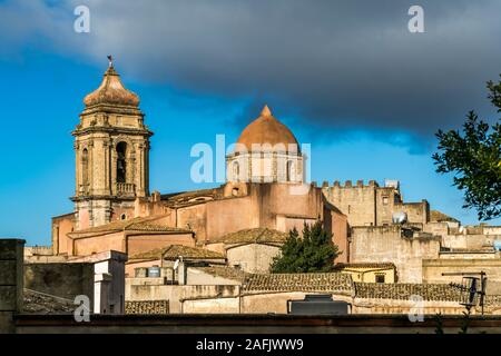 Die historische Altstadt mit der Kirche San Giuliano von Erice, Trapani, Sizilien, Italien, Europa | Historische Altstadt von Erice mit Kirche San Giuliano Stockfoto