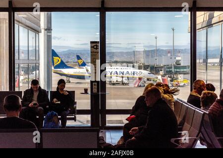 Passagiere warten auf einen Flug in der Abflughalle am Flughafen Malaga, Spanien Stockfoto