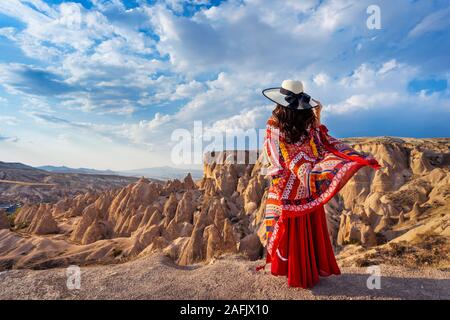 Frau, die auf Bergen in Kappadokien, Türkei. Stockfoto