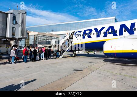 Die Passagiere an Bord eines Ryanair am Flughafen Malaga, Spanien Stockfoto