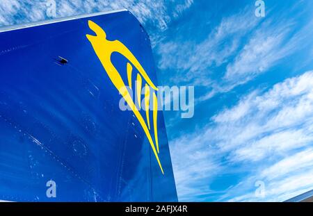 Heckflosse oder Segel einer Ryanair Boeing 737-800 Flugzeuge der Serie zeigen Firmenlogo Harfe Design. Stockfoto