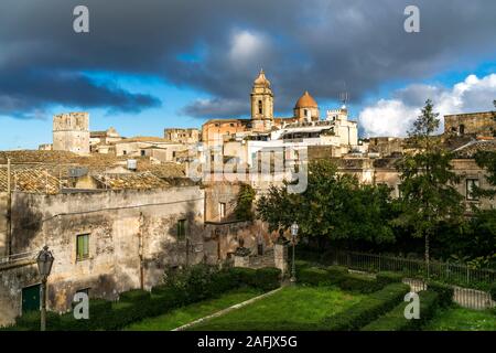 Die historische Altstadt mit der Kirche San Giuliano von Erice, Trapani, Sizilien, Italien, Europa | Historische Altstadt von Erice mit Kirche San Giuliano Stockfoto