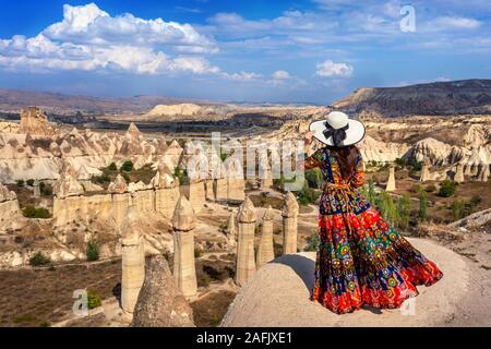 Frau im Böhmischen Kleid stehen auf Liebe Tal in Kappadokien, Türkei. Stockfoto