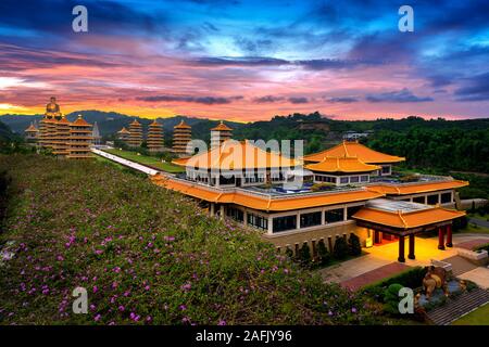 Sonnenuntergang bei Fo Guang Shan Buddha Tempel in Kaohsiung, Taiwan. Stockfoto