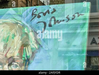 London, Großbritannien. 16 Dez, 2019. Ein Chelsea Galerie ist ein Portrait von Boris Johnson vorne und in der Mitte der Fenster die Johnson Sieg zu feiern. Nach Künstler Gow, wenn Johnson wurde Londoner Bürgermeister, bemalt und durch Johnson selbst unterzeichnet, es hat einen Preis von £ 6000. Die Galerie hat auch eine zweite Gow von Johnson zu einem ähnlichen Preis. Credit: Brian Minkoff/Alamy leben Nachrichten Stockfoto