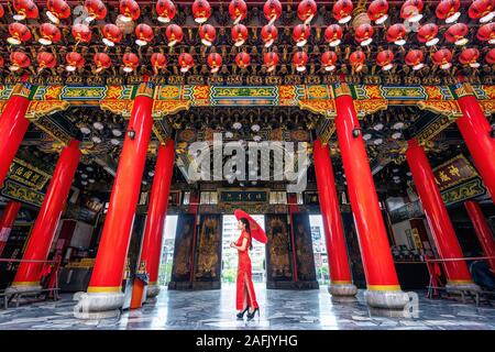 Asiatische Frau in der chinesischen Kleid traditionelle an sanfeng Tempel in Kaohsiung, Taiwan. Stockfoto