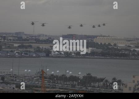 Doha, Katar. 16 Dez, 2019. Katar Luftstreitkräfte während der Probe für Katar in Doha am Nachmittag von Montag, 16. Katar Tag gefeiert wird mit Parade und Air Show am 18. Dezember. Credit: William Volcov/ZUMA Draht/Alamy leben Nachrichten Stockfoto