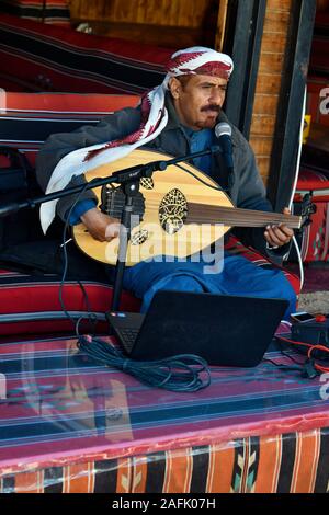 Wadi Rum, Jordanien - März 07, 2019: Unbekannter Musiker spielen traditionelle Saiteninstrument namens Oun im UNESCO-Weltkulturerbe im Nahen Osten Stockfoto