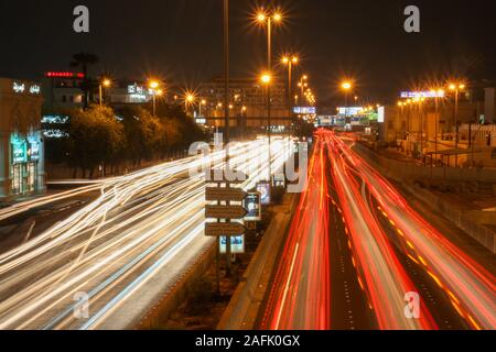 Lange Belichtung Ansicht des Verkehrs während der Rush Hour in Medina Road in Jeddah, Saudi-Arabien Stockfoto