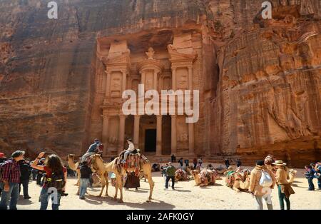 Petra, Jordanien - März 06, 2019: Unbekannter Menschen auf Treasury aka Al-Khazneh, Sehenswürdigkeiten im UNESCO-Weltkulturerbe der antiken Petra Stockfoto