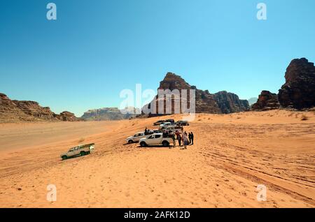 Wadi Rum, Jordanien - März 07, 2019: Nicht identifizierte Personen und Pick-up-Fahrzeuge für den touristischen Verkehr durch die beeindruckende Landschaft von Wadi Rum, die zum Weltkulturerbe der UNESCO Stockfoto