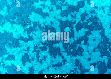 Helle abstrakte Textur von nassem Gips an der Wand, Hellblau und seine Farben. Stockfoto