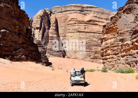 Wadi Rum, Jordanien - März 07, 2019: Unbekannter Touristen im Pick-up-Auto mit Sightseeing in der UNESCO-Weltkulturerbe im Nahen Osten Stockfoto