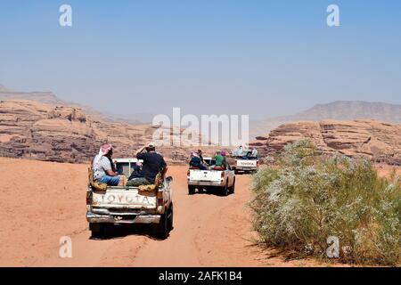 Wadi Rum, Jordanien - März 07, 2019: Unbekannter Touristen auf Pick-up-Fahrzeuge, übliche Transportmittel im UNESCO-Weltkulturerbe im Nahen Osten Stockfoto