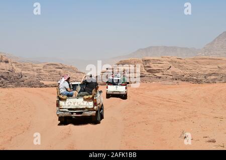 Wadi Rum, Jordanien - März 07, 2019: Unbekannter Touristen auf Pick-up-Fahrzeuge, übliche Transportmittel im UNESCO-Weltkulturerbe im Nahen Osten Stockfoto