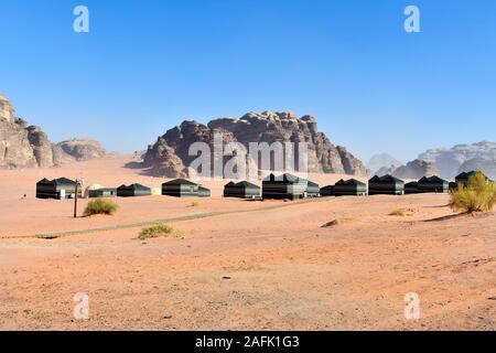 Jordanien Wadi Rum, Zelten, Tourist Camp im UNESCO-Weltkulturerbe im Nahen Osten Stockfoto