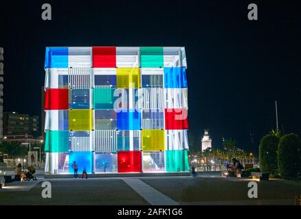 Das Centre Pompidou Museum für Moderne Kunst in Malaga bei Nacht beleuchtet, Spanien Stockfoto