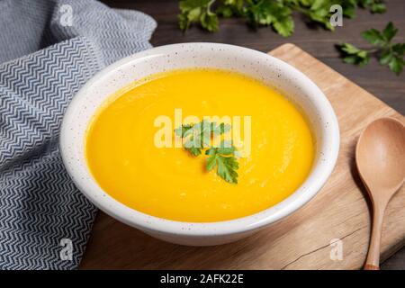 Karotten Cremesuppe auf hölzernen Tisch. Gesunde Ernährung Stockfoto