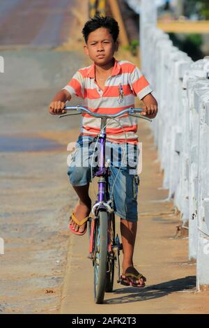 Junge Reiten Fahrrad in diesem alten französischen kolonialen Hafenstadt; Kampot, Provinz Kampot, Kambodscha. Stockfoto