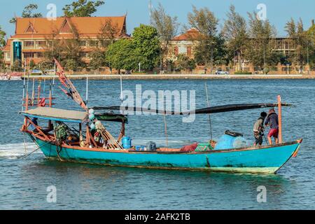 Fischerboot am Praek Chhu Tuek Fluss in diesem alten französischen kolonialen River Port; Provinz Kampot, Kampot, Kambodscha Stockfoto