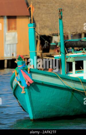 Angeln Boot vertäut am Praek Chhu Tuek Fluss in diesem alten französischen kolonialen River Port; Provinz Kampot, Kampot, Kambodscha Stockfoto