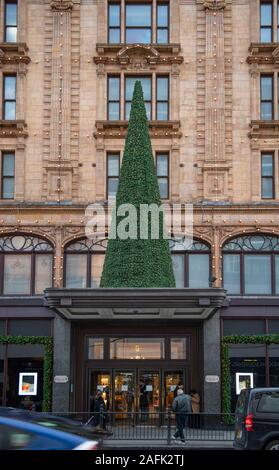 Knightsbridge, London, UK. 16. Dezember 2019. Weihnachtsbaum Vordach über dem Eingang zu Harrods Kaufhaus auf der Brompton Road in London. Credit: Malcolm Park/Alamy. Stockfoto