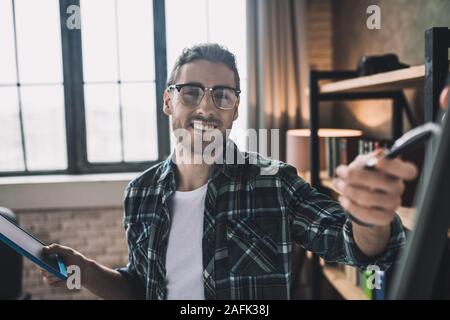 Jungen gutaussehenden Mann in Brillen, die im Büro Stockfoto