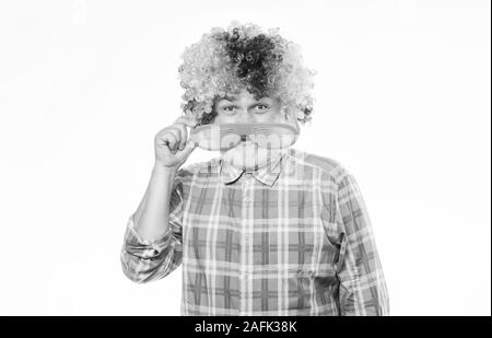 Circus show. Ältere Clown. Man älteren bärtigen fröhliche Person tragen bunte Regenbogen Perücke. Opa immer Spaß. Spaß haben. Lustige Lebensstil. Spaß und Unterhaltung. Comic glückliche Großvater Konzept. Stockfoto