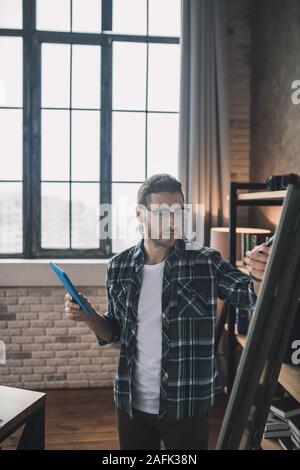 Grafik Designer mit der Arbeit an seinem Projekt mit dem Tablet Stockfoto