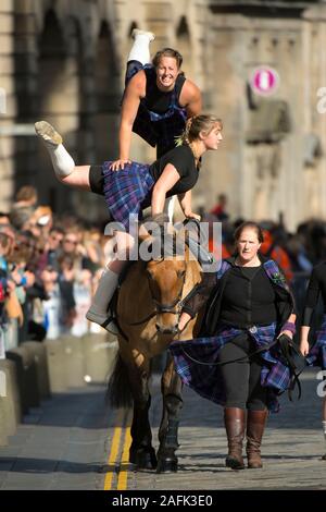 Reiten der Marken Zeremonie auf der Royal Mile in Edinburgh. Die jährliche Veranstaltung fand im historischen Zentrum der Stadt und war der Höhepunkt der gemeinsamen Wahlkreise, in denen Männer und Frauen zu Pferd die Altstadt grenzen Credit: Euan Cherry überprüft Stockfoto