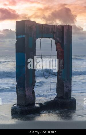 Dramatischer Sonnenuntergang über Davenport alte Pier. Stockfoto