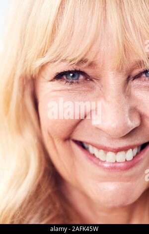 In der Nähe von Studio Shot von lächelnden reife Frau an der Kamera Stockfoto