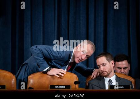 Washington, District of Columbia, USA. Nov, 2019 20. United States Vertreter Sean Patrick Maloney (Demokrat von New York) Gespräche mit einem Mitarbeiter während einer uns Geheimdienstausschusses amtsenthebungsverfahren Anfrage Anhörung mit Laura Cooper, stellvertretender Verteidigungsminister für Russland, die Ukraine und Eurasien, und David Hale, der Unterstaatssekretär für politische Angelegenheiten, auf dem Capitol Hill in Washington, DC am 20 November, 2019 Credit: Erin Schaff/CNP/ZUMA Draht/Alamy leben Nachrichten Stockfoto