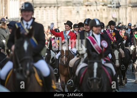 Reiten der Marken Zeremonie auf der Royal Mile in Edinburgh. Die jährliche Veranstaltung fand im historischen Zentrum der Stadt und war der Höhepunkt der gemeinsamen Wahlkreise, in denen Männer und Frauen zu Pferd die Altstadt grenzen Credit: Euan Cherry überprüft Stockfoto