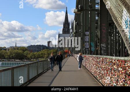 Iconic anzeigen in Köln ist die Kuppel. Normalerweise über Rhein und einschließlich der Hohenzollern Brücke gesehen. Stockfoto