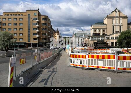 Ein Straßenbahnnetz Gebäude beeinträchtigen den Verkehr in Hauptstraße Hämeenkatu entfernt. Langfristig in das Netz der öffentlichen Verkehrsmittel nutzen. Stockfoto